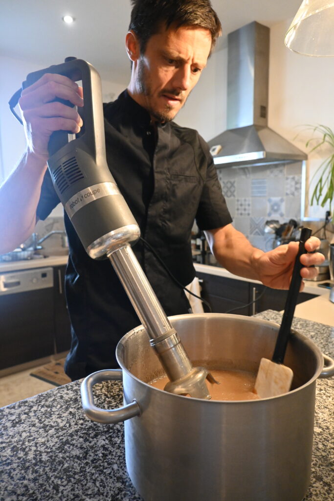 Mixage de la préparation du sorbet pêche