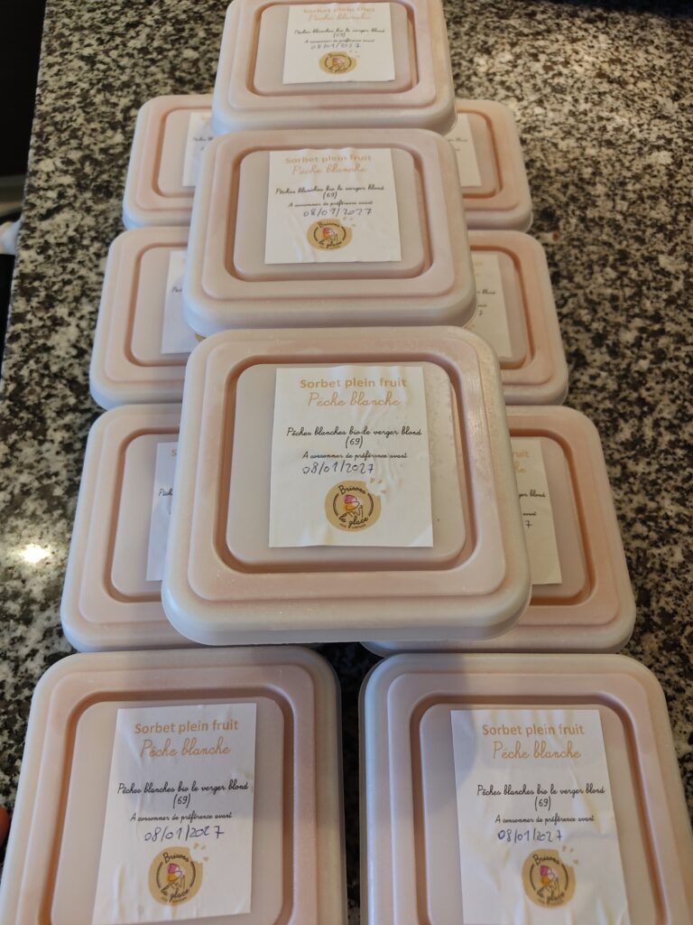 Bacs étiquetés de sorbet pêche blanche
