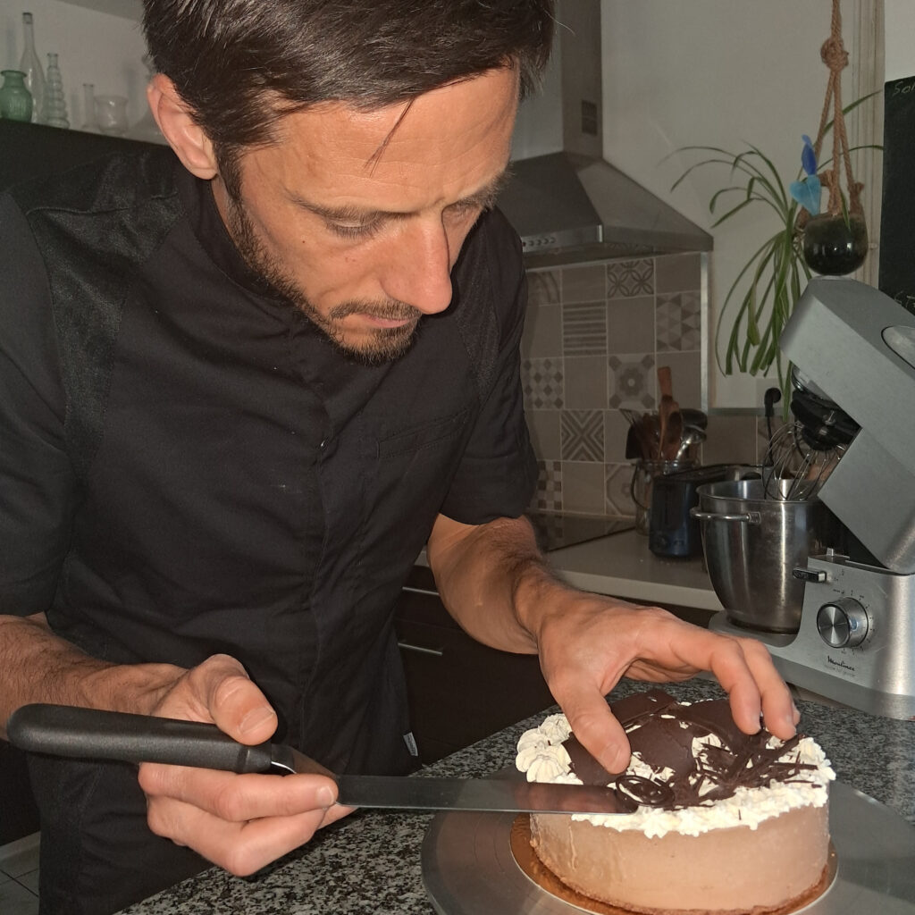 Le fondateur de Brisons la Glace en train de décorer un dessert.