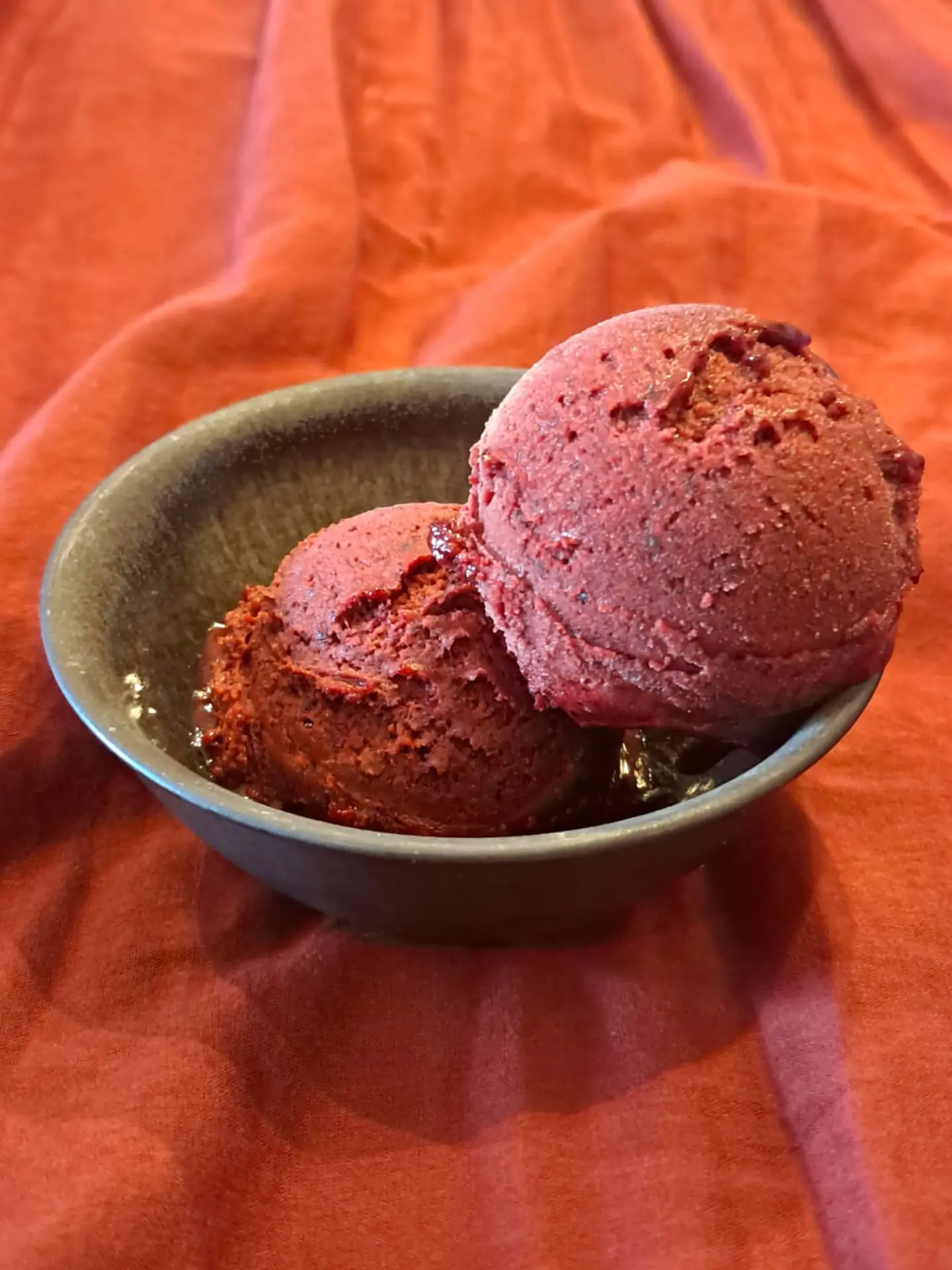 Deux boules de sorbet myrtille dans une coupelle.